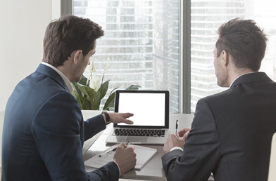 Dois empresários olhando para uma tela de computador