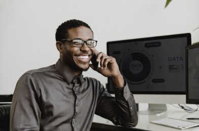 Empresario sonriente por teléfono