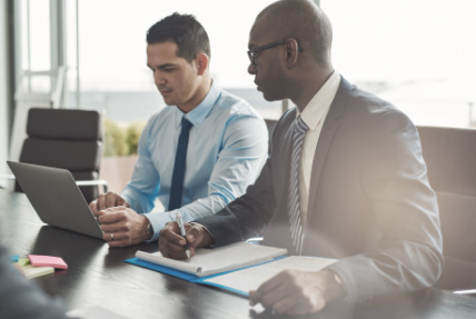 Dois empresários em uma mesa de conferência