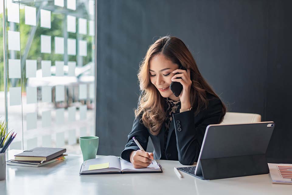 Mulheres profissionais falando ao telefone